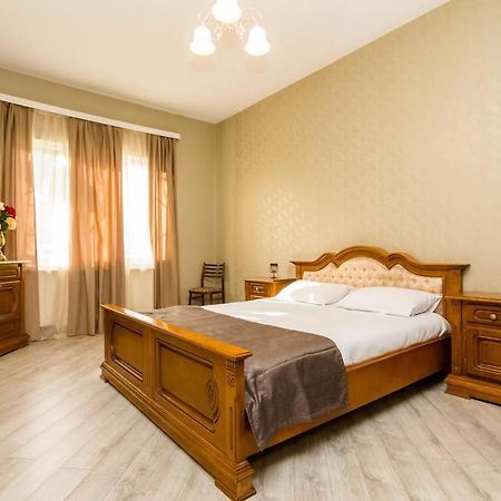 Rustaveli Two Bedroom Apartment With 5 Star Location Tbilisi ภายนอก รูปภาพ