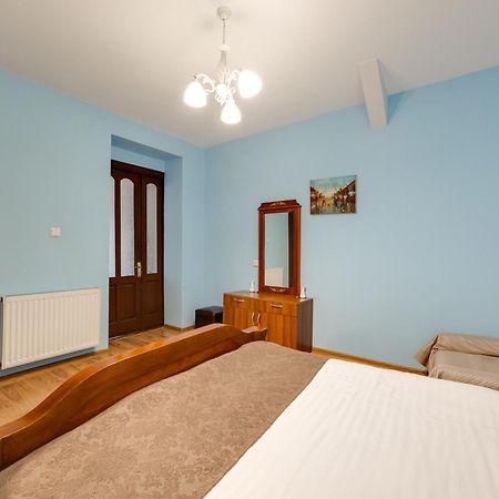 Rustaveli Two Bedroom Apartment With 5 Star Location Tbilisi ภายนอก รูปภาพ