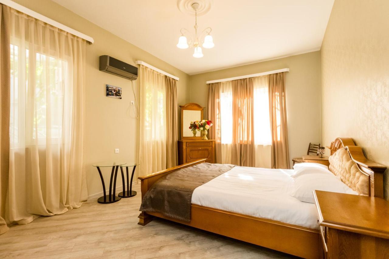 Rustaveli Two Bedroom Apartment With 5 Star Location Tbilisi ภายนอก รูปภาพ