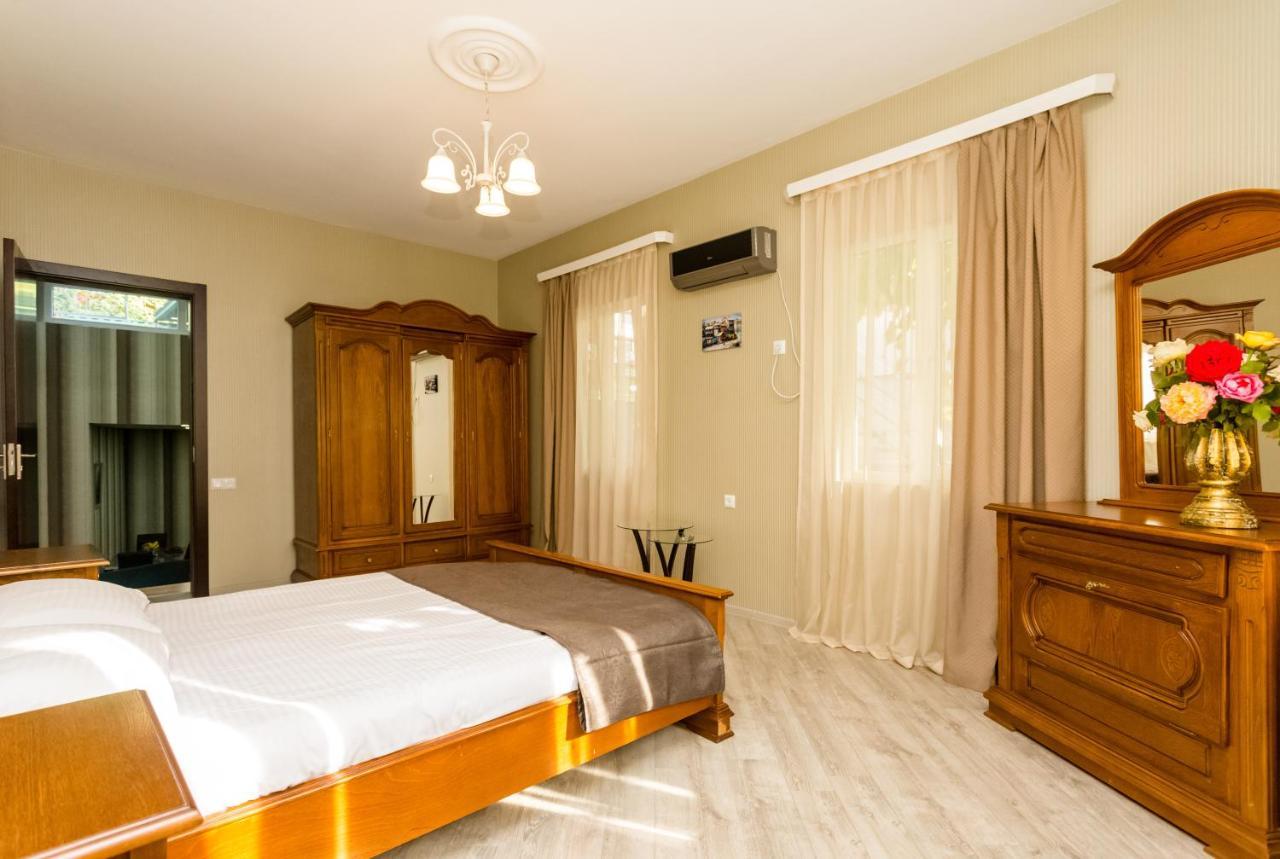 Rustaveli Two Bedroom Apartment With 5 Star Location Tbilisi ภายนอก รูปภาพ