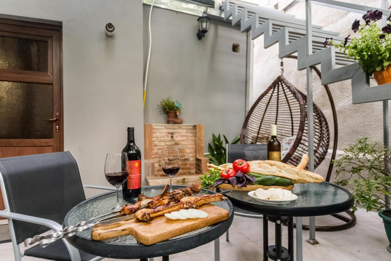 Rustaveli Two Bedroom Apartment With 5 Star Location Tbilisi ภายนอก รูปภาพ